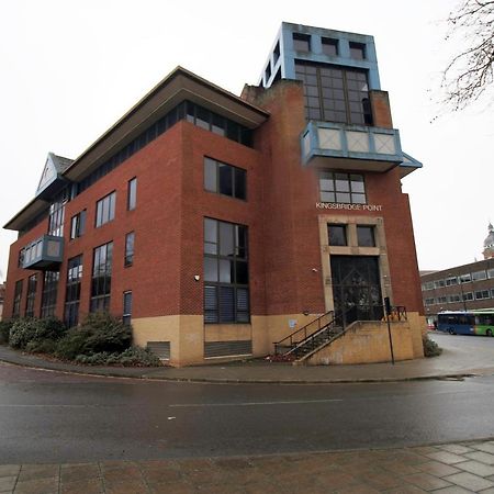 Kingsbridge Point - Cosy One Bed Apartments Near Town Centre, Суиндън Екстериор снимка
