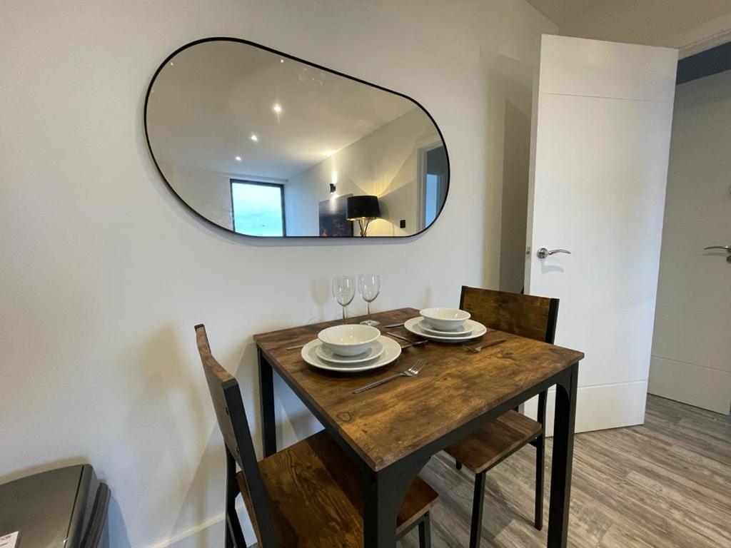 Kingsbridge Point - Cosy One Bed Apartments Near Town Centre, Суиндън Екстериор снимка