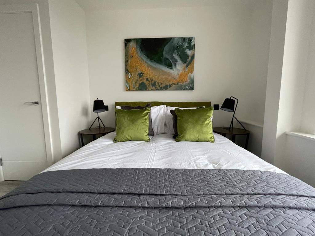 Kingsbridge Point - Cosy One Bed Apartments Near Town Centre, Суиндън Екстериор снимка