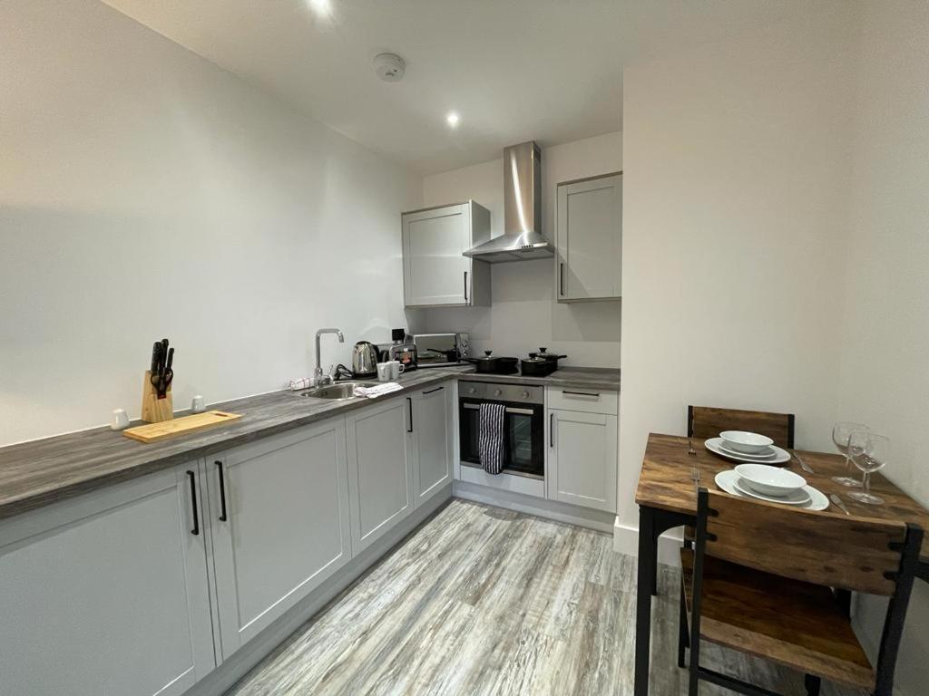 Kingsbridge Point - Cosy One Bed Apartments Near Town Centre, Суиндън Екстериор снимка