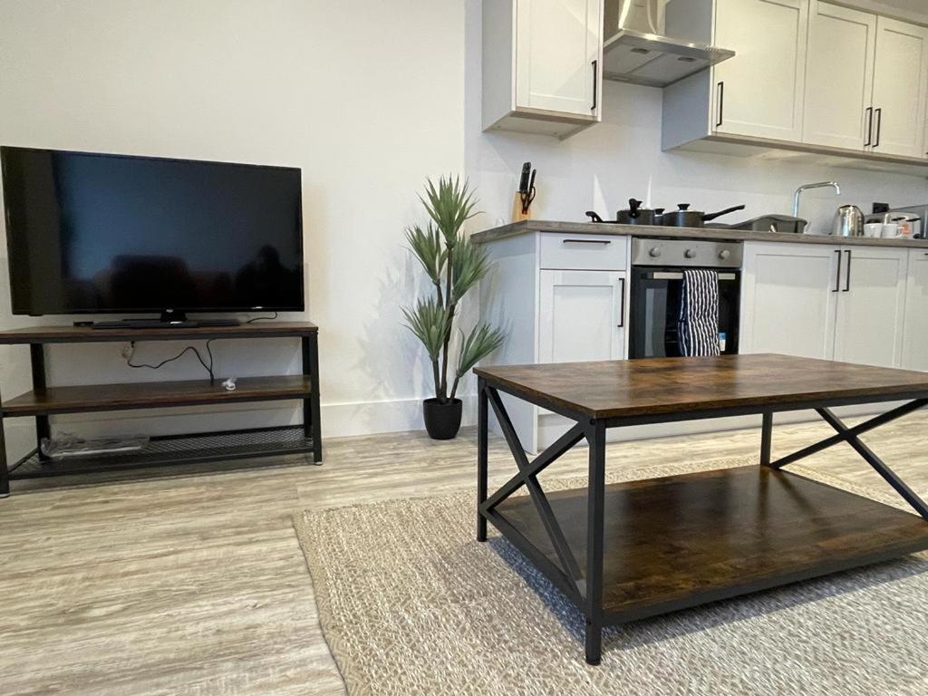Kingsbridge Point - Cosy One Bed Apartments Near Town Centre, Суиндън Екстериор снимка