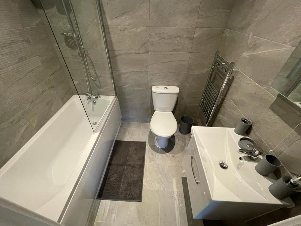 Kingsbridge Point - Cosy One Bed Apartments Near Town Centre, Суиндън Екстериор снимка