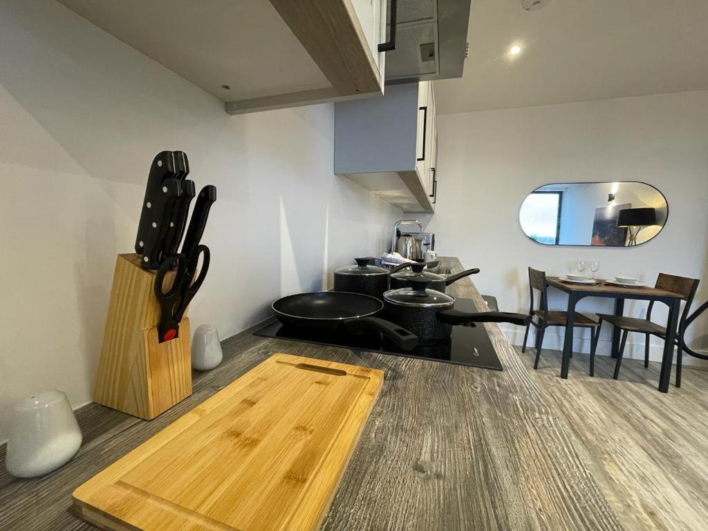 Kingsbridge Point - Cosy One Bed Apartments Near Town Centre, Суиндън Екстериор снимка