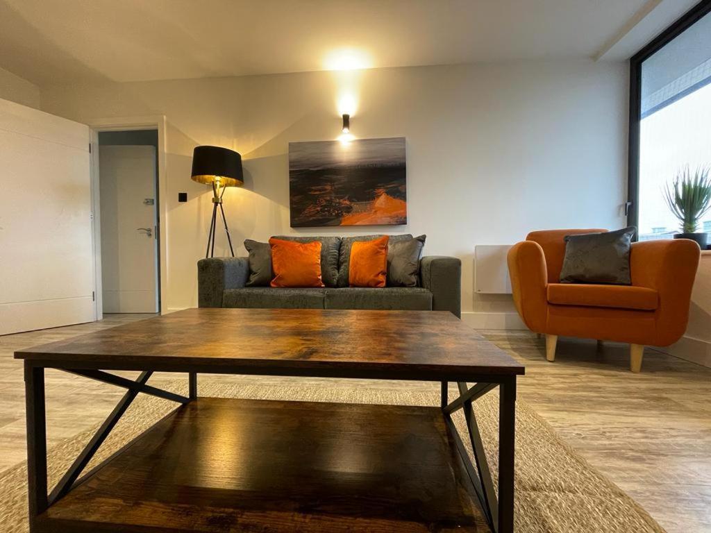 Kingsbridge Point - Cosy One Bed Apartments Near Town Centre, Суиндън Екстериор снимка