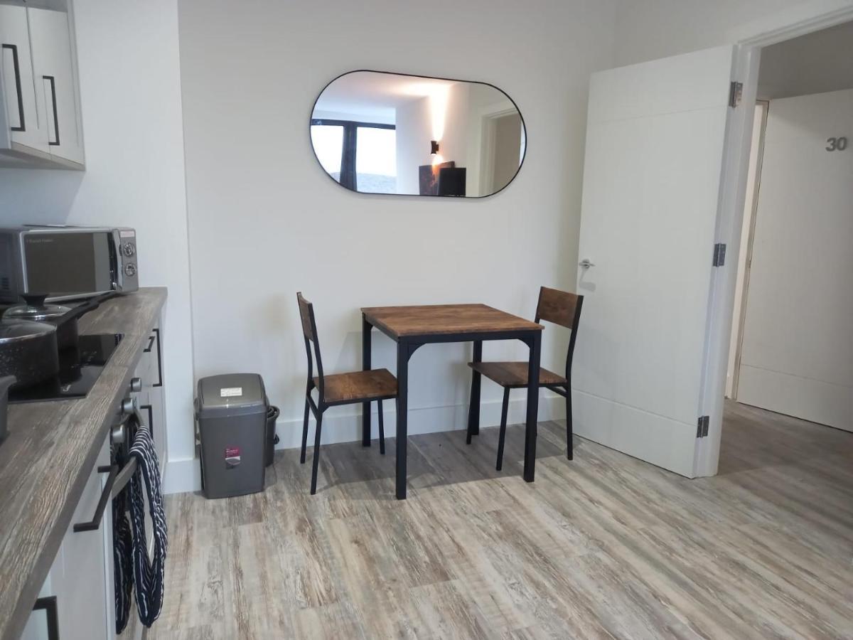 Kingsbridge Point - Cosy One Bed Apartments Near Town Centre, Суиндън Екстериор снимка