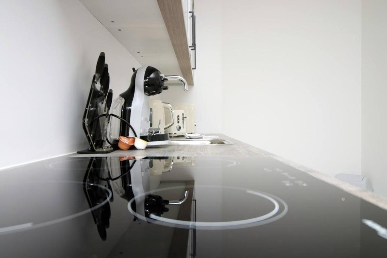Kingsbridge Point - Cosy One Bed Apartments Near Town Centre, Суиндън Екстериор снимка