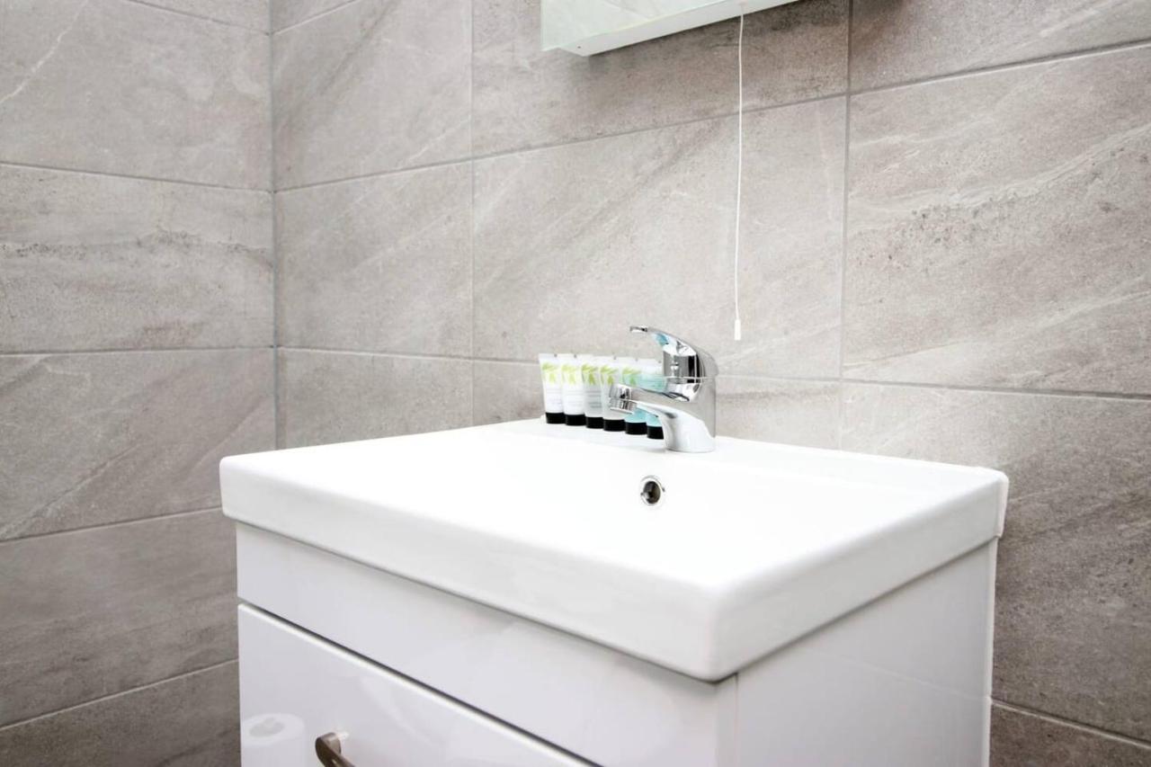Kingsbridge Point - Cosy One Bed Apartments Near Town Centre, Суиндън Екстериор снимка