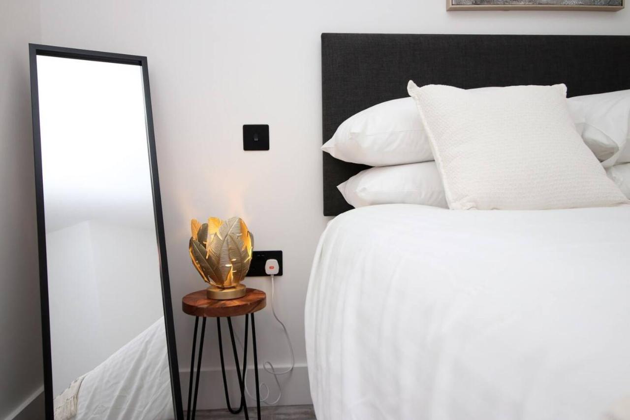 Kingsbridge Point - Cosy One Bed Apartments Near Town Centre, Суиндън Екстериор снимка