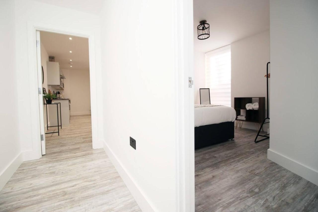 Kingsbridge Point - Cosy One Bed Apartments Near Town Centre, Суиндън Екстериор снимка