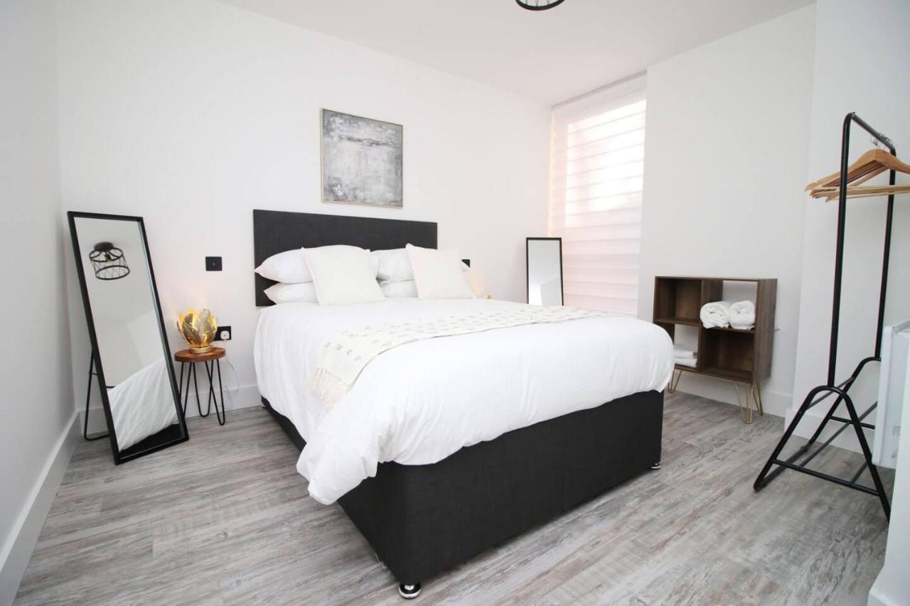 Kingsbridge Point - Cosy One Bed Apartments Near Town Centre, Суиндън Екстериор снимка