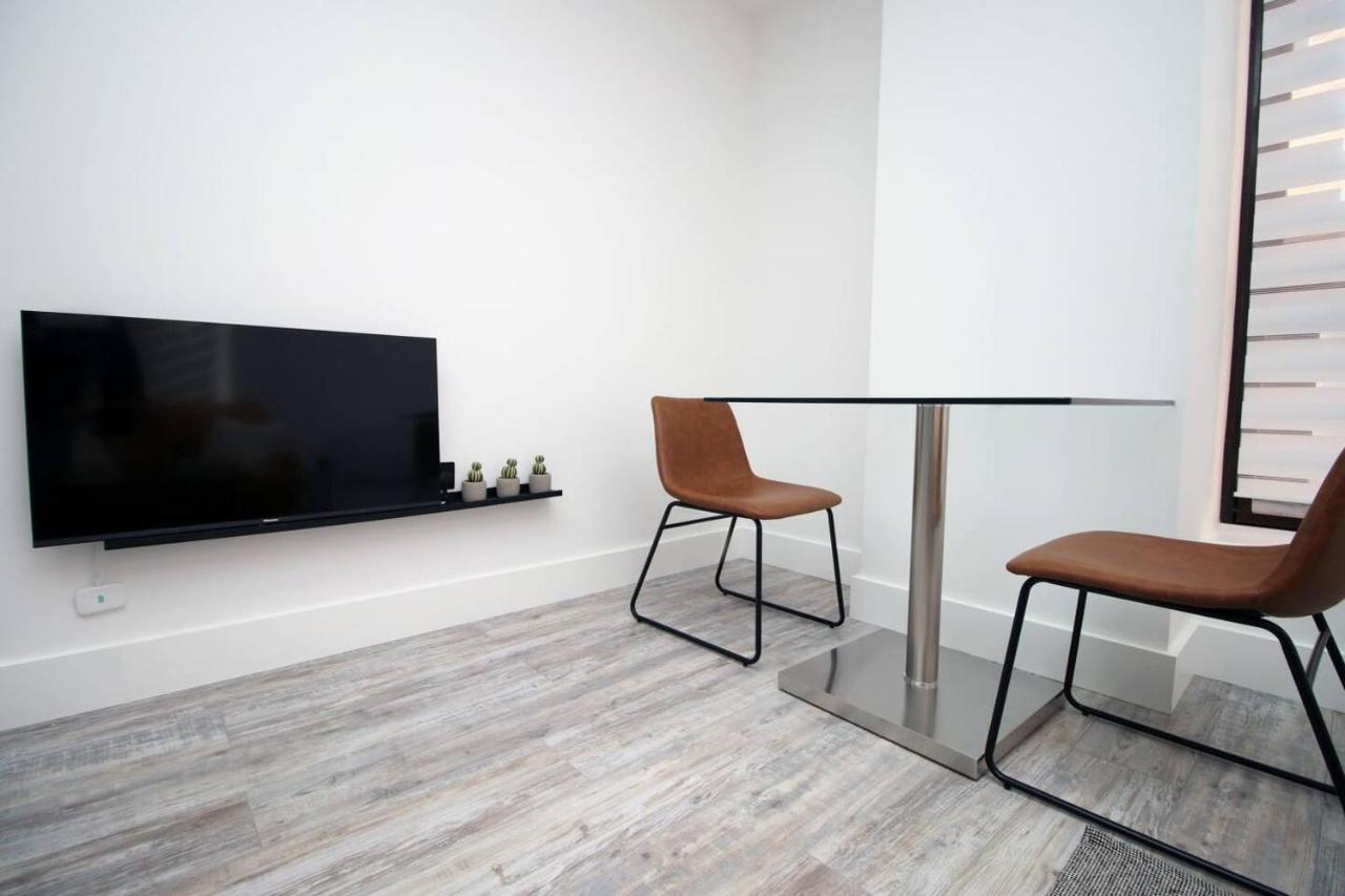 Kingsbridge Point - Cosy One Bed Apartments Near Town Centre, Суиндън Екстериор снимка
