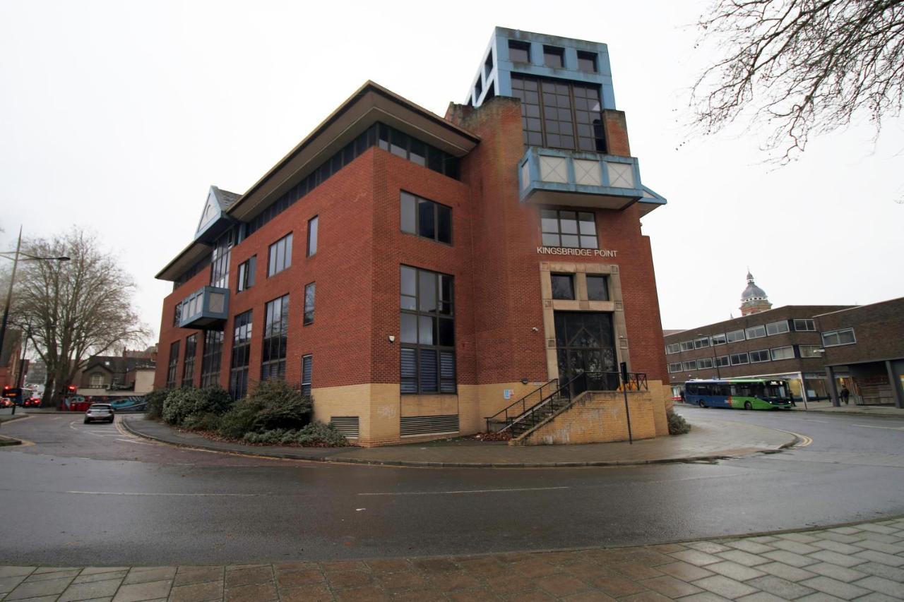 Kingsbridge Point - Cosy One Bed Apartments Near Town Centre, Суиндън Екстериор снимка