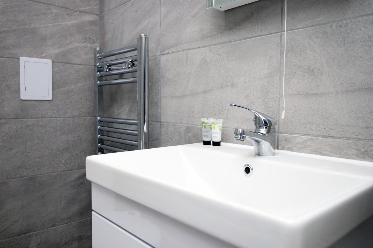 Kingsbridge Point - Cosy One Bed Apartments Near Town Centre, Суиндън Екстериор снимка