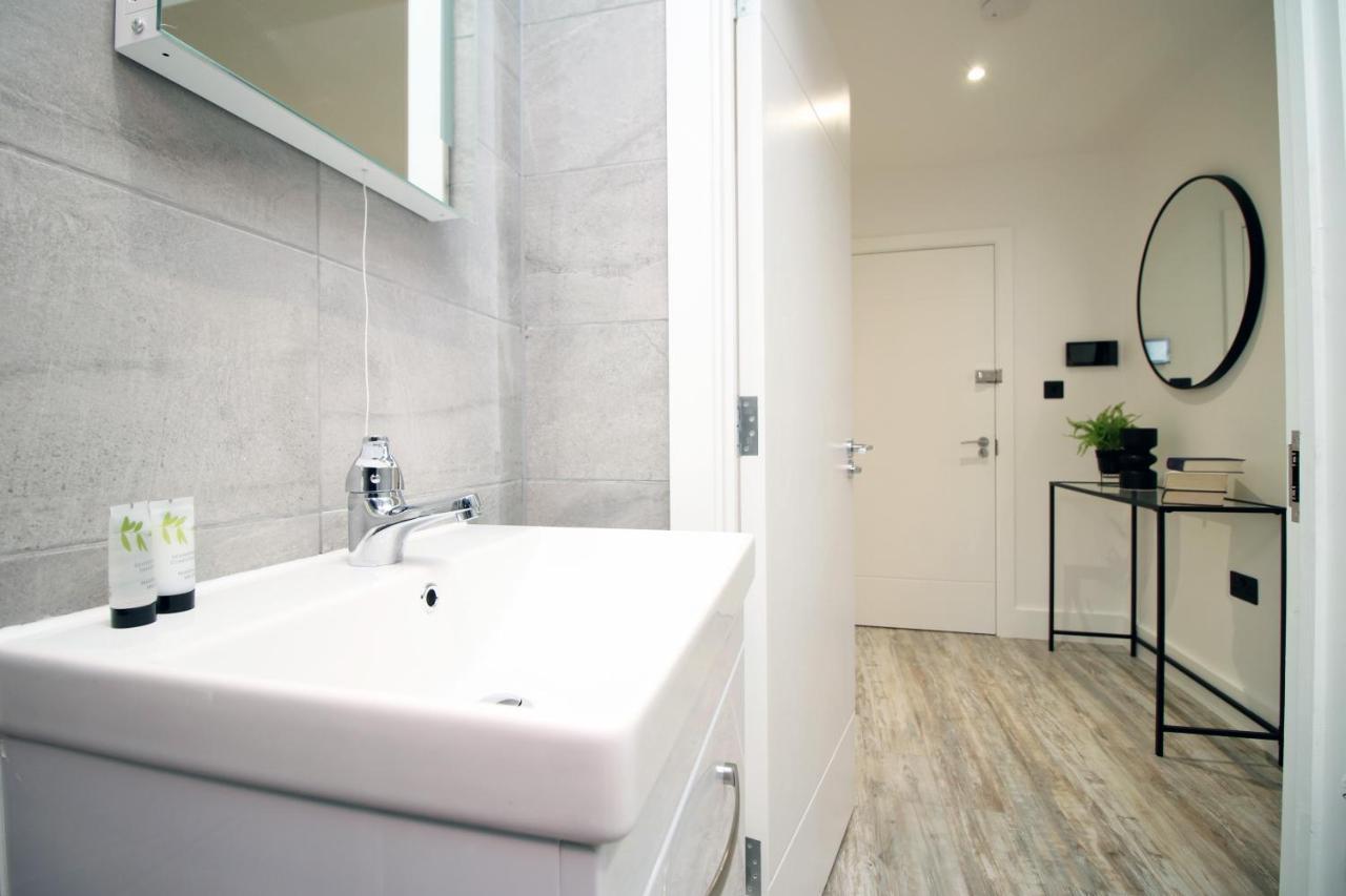 Kingsbridge Point - Cosy One Bed Apartments Near Town Centre, Суиндън Екстериор снимка
