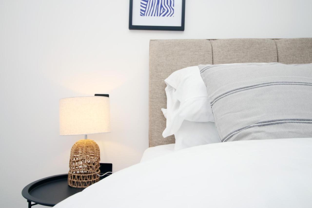 Kingsbridge Point - Cosy One Bed Apartments Near Town Centre, Суиндън Екстериор снимка